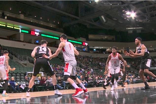 骑士逆转马刺，周琦带队取胜